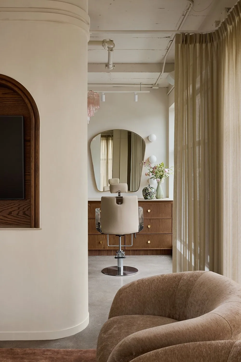 Room by Blanc Marine Intérieurs painted in Gray Envelope