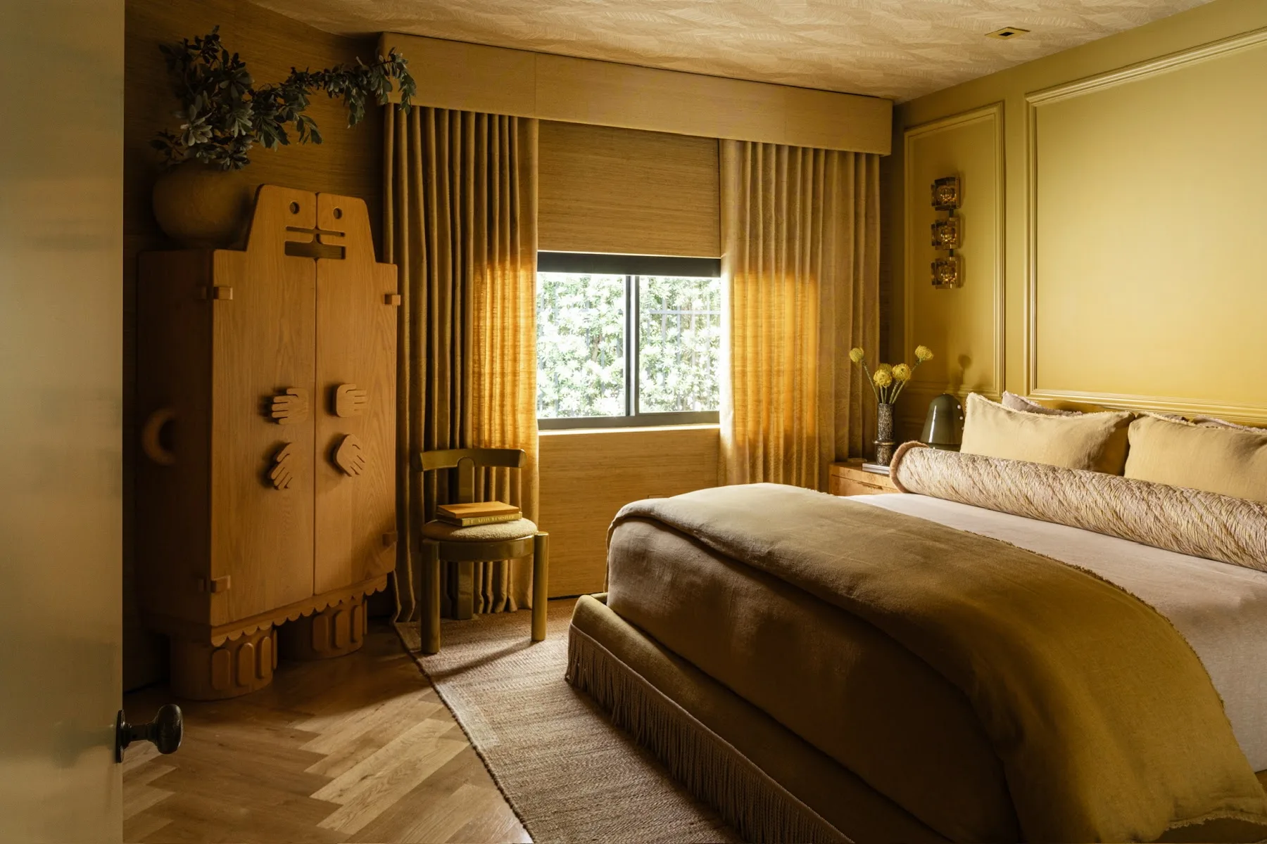 Room by MONIOMI Design painted in Hollywood Gold